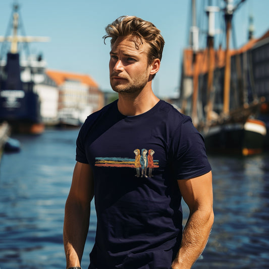 T-Shirt Three Fishes 2, Navy, drei Fischfiguren vor Farbstreifen – Modelaufnahme