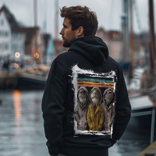 Schwarzes Kapuzenoberteil Three Fishes 1 mit drei Fischfiguren als Rückenprint – Rückenansicht am Model