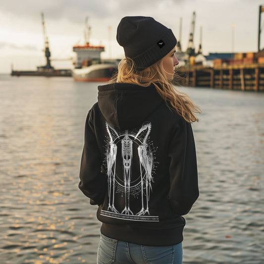 Three-Cranes-Rückenprint mit drei Kranichen auf schwarzer Kleidung – am Model im Hafen