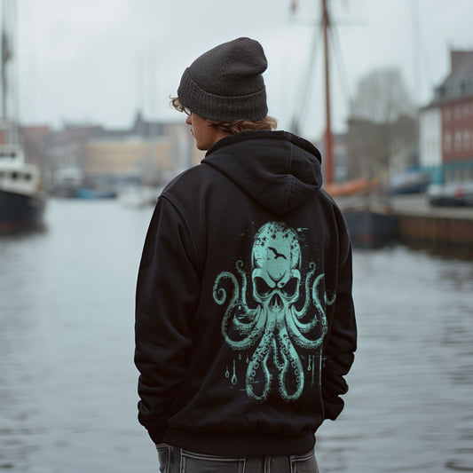 Octoskull-Motiv mit türkisfarbenem Totenkopf und Tentakeln auf schwarzem Kapuzenoberteil – Rückenansicht am Model