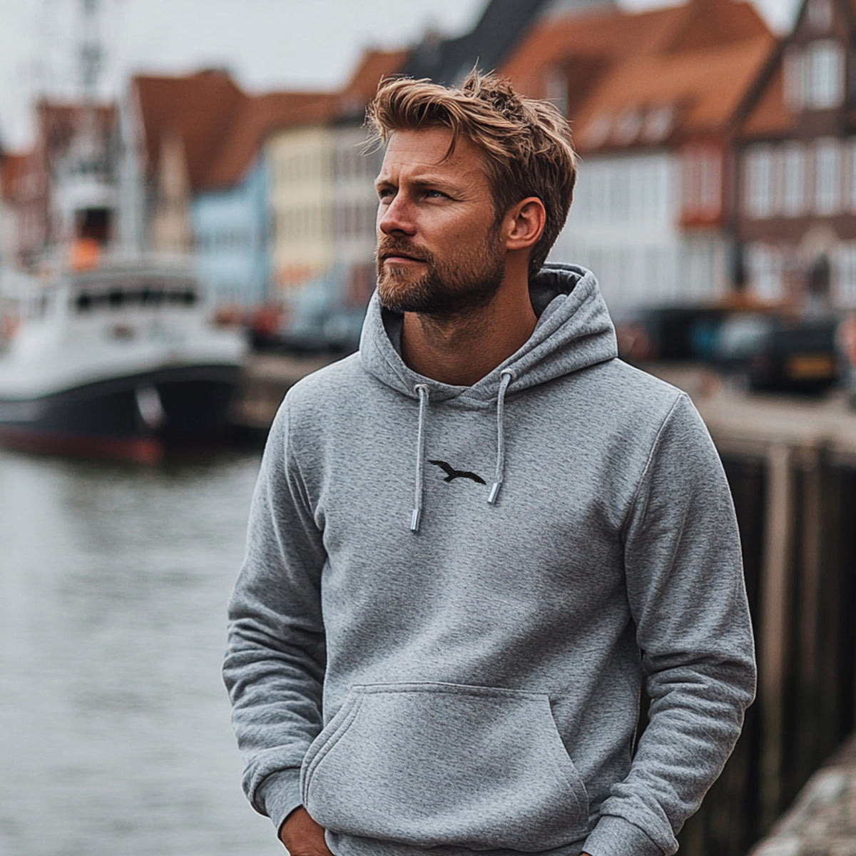 Worawo Hoodie in grau meliert mit kleinem Möwenzeichen auf der Brust – Vorderansicht am Model