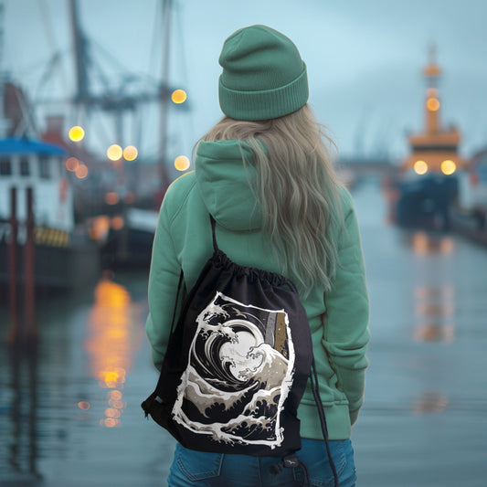 Schwarzer Turnbeutel Big Wave mit grafischem Wellenmotiv – am Model im Hafen