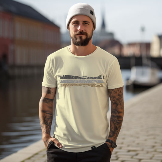 T-Shirt Seagull 2 in Natural: drei grafische Streifen in gedeckten Farben, getragen von einem Model am Hafen
