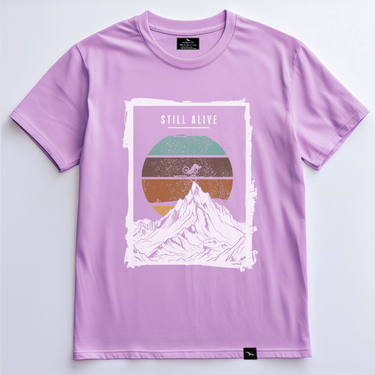 Worawo T-Shirt „Still Alive“ in lavender mit Bergmotiv, Retro-Sonne und Still-Alive-Schriftzug – Vorderansicht