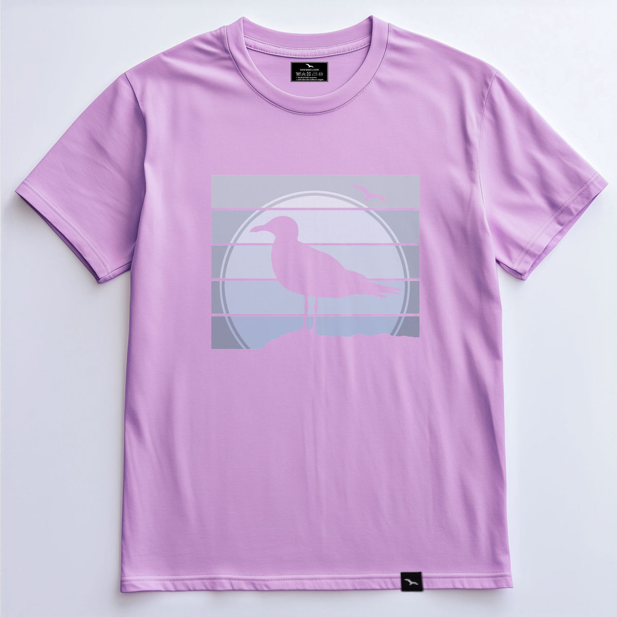 T-Shirt Seagull-sunset in Lavender mit Möwensilhouette, großem Kreis und horizontalen Linien als Frontprint – Vorderansicht