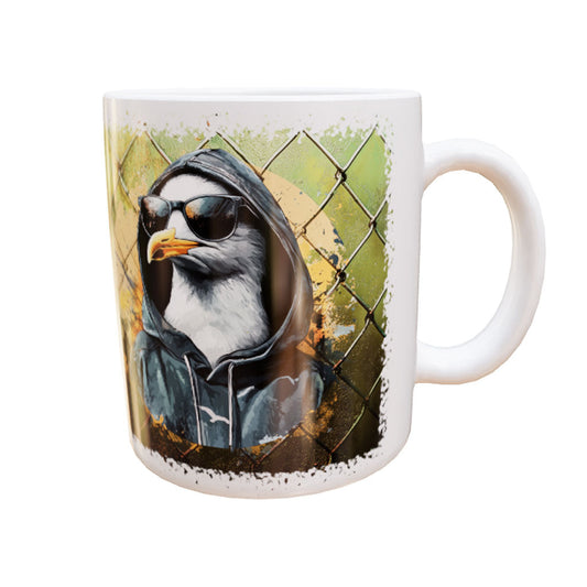 Weiße Keramiktasse BB-Gull mit Möwe in Kapuze und Sonnenbrille vor gelb-grünem Gitter – Produktansicht