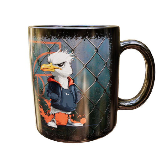 Schwarze Keramiktasse Angrygull mit grimmiger Möwe im dunkelblauen Hoodie mit rotem Innenfutter – Produktansicht