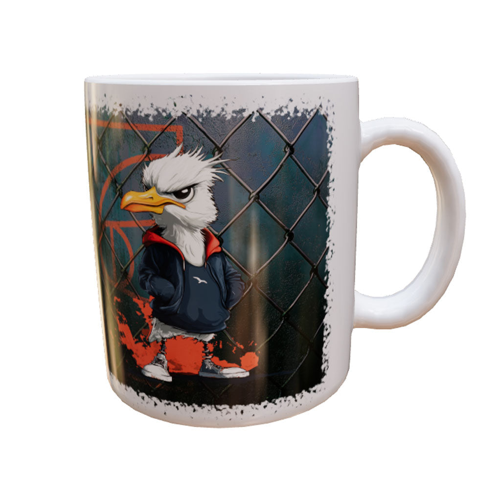 Weiße Keramiktasse Angry-Gull mit grimmiger Möwe im blauen Hoodie, roter Grafik und Gitter – Produktansicht