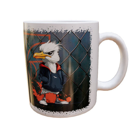 Weiße Keramiktasse Angry-Gull mit grimmiger Möwe im blauen Hoodie, roter Grafik und Gitter – Produktansicht