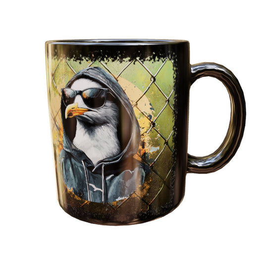 Schwarze Keramiktasse BB-Gull mit Möwe in dunkler Kapuze und Sonnenbrille vor gelb-grünem Gitter – Produktansicht