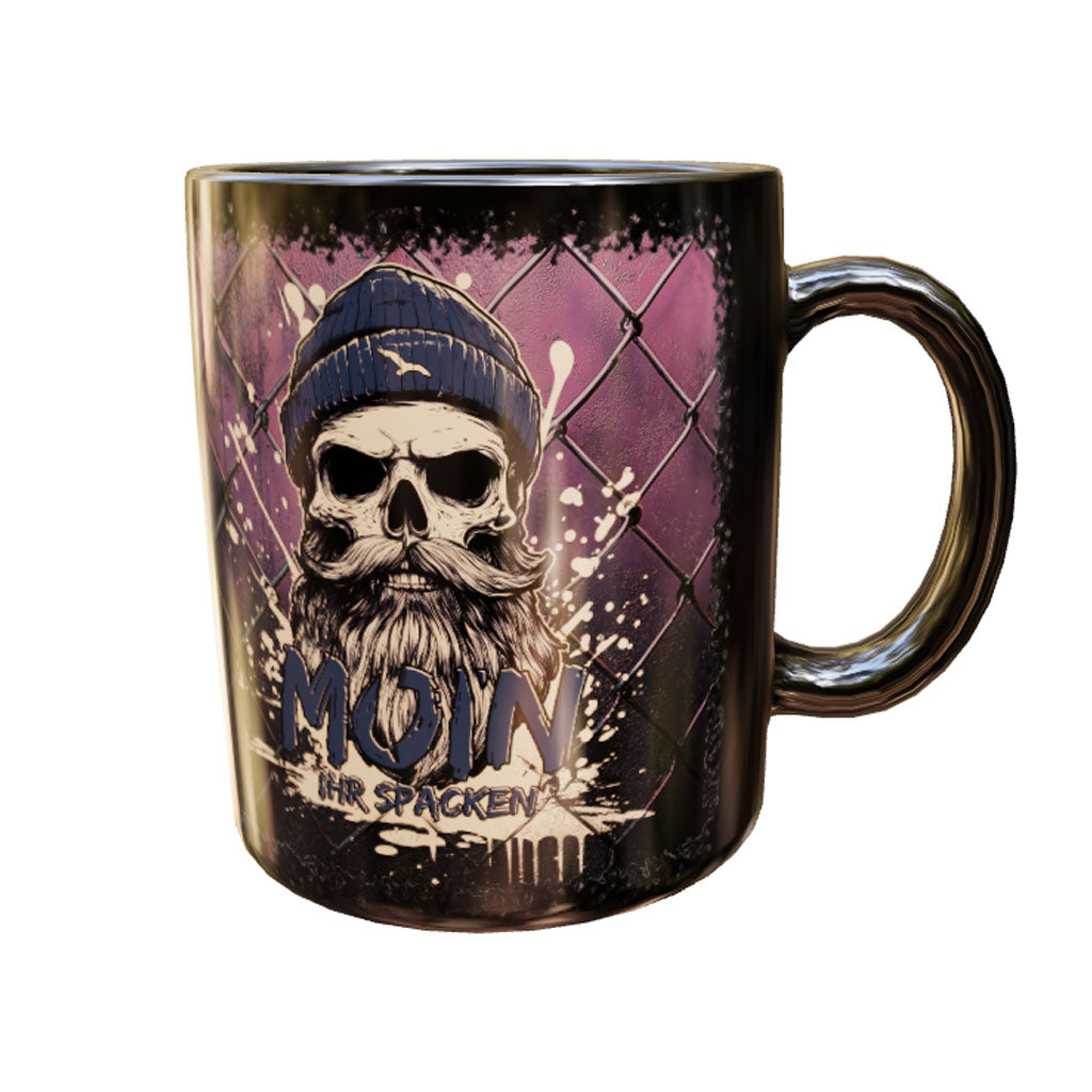 Schwarze Keramiktasse Captain Skull mit bärtigem Totenkopf in dunkler Strickmütze und MOIN-Schriftzug – Produktansicht