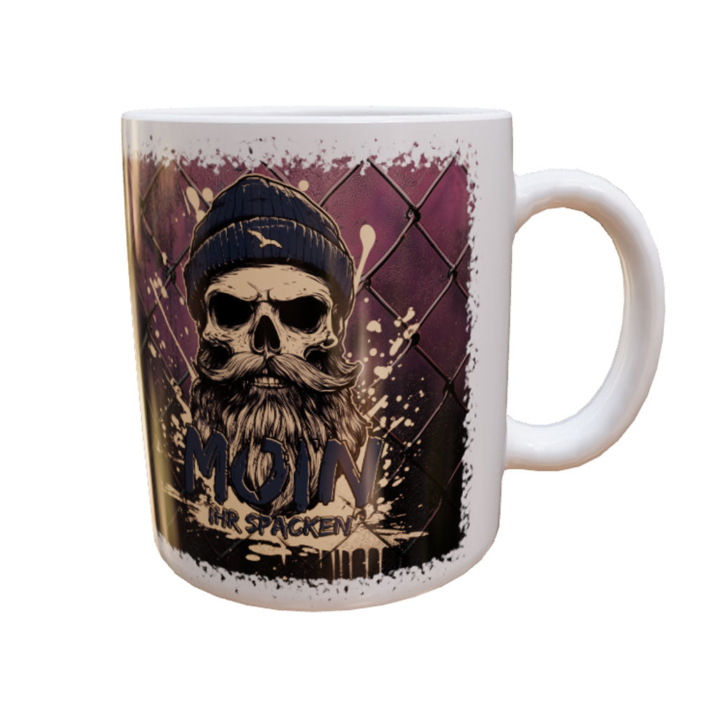 Weiße Keramiktasse Captain Skull mit bärtigem Totenkopf, dunkler Strickmütze und MOIN-Schriftzug – Produktansicht