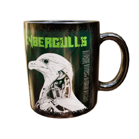 Schwarze Keramiktasse Cybergulls mit mechanischer weiß-grauer Möwe, grünem Auge und CYBERGULLS-Schriftzug – Produktansicht