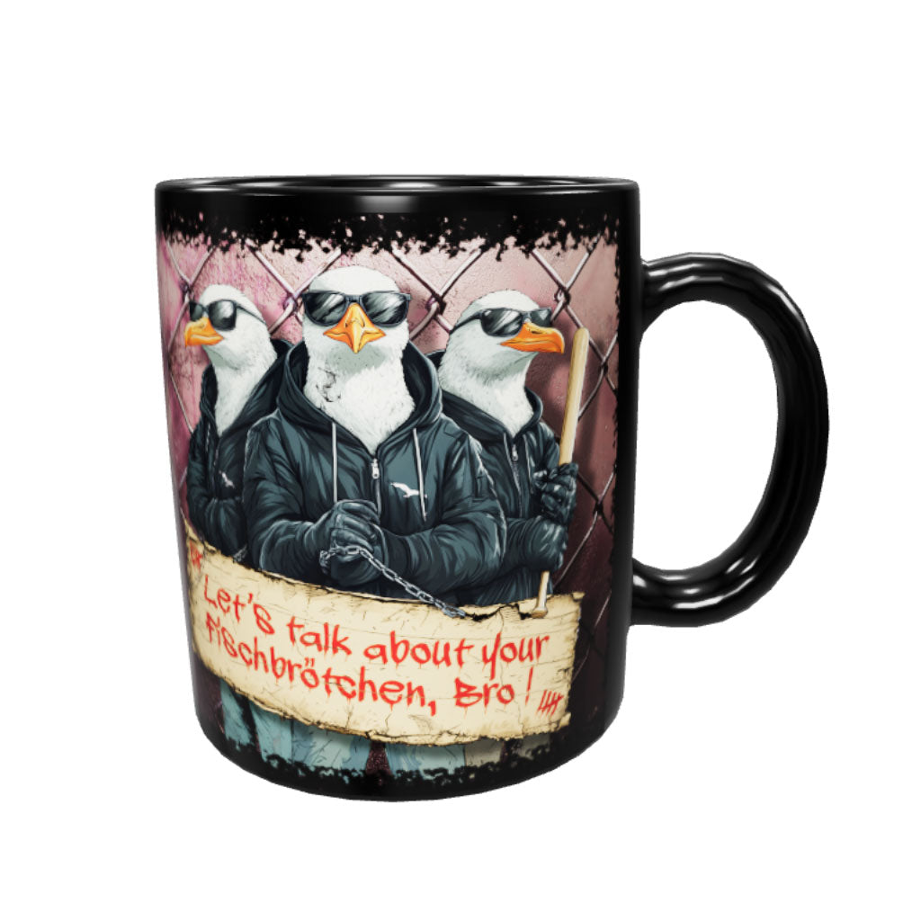 Schwarze Keramiktasse Gull-Gang mit drei Möwen in Kapuzenjacken und Sonnenbrillen sowie Fischbrötchen-Spruch – Produktansicht