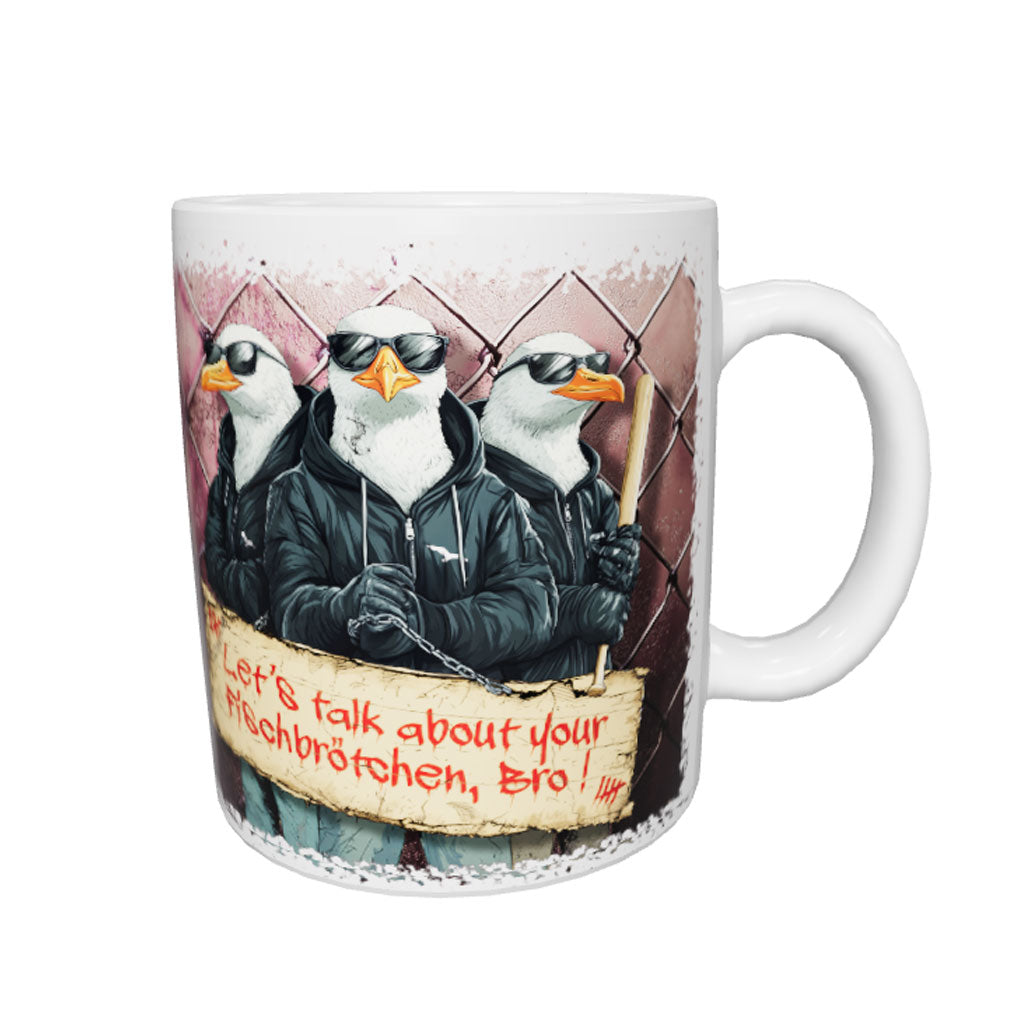 Weiße Keramiktasse Gull Gang mit drei Möwen in Kapuzenjacken und Sonnenbrillen sowie Fischbrötchen-Spruch – Produktansicht