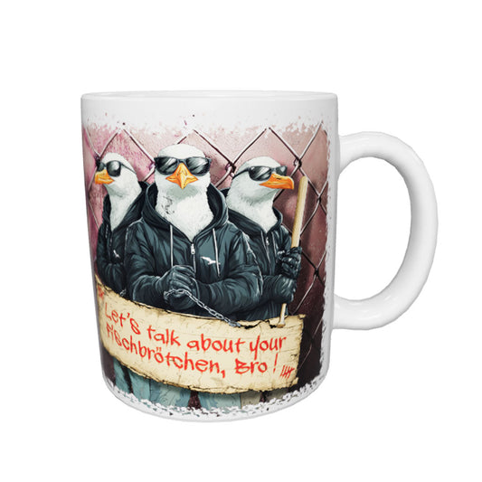 Weiße Keramiktasse Gull Gang mit drei Möwen in Kapuzenjacken und Sonnenbrillen sowie Fischbrötchen-Spruch – Produktansicht