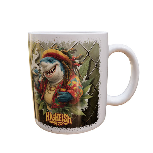Weiße Keramiktasse Highfish mit grinsendem Hai in Mütze, Sonnenbrille und buntem Hemd – Produktansicht