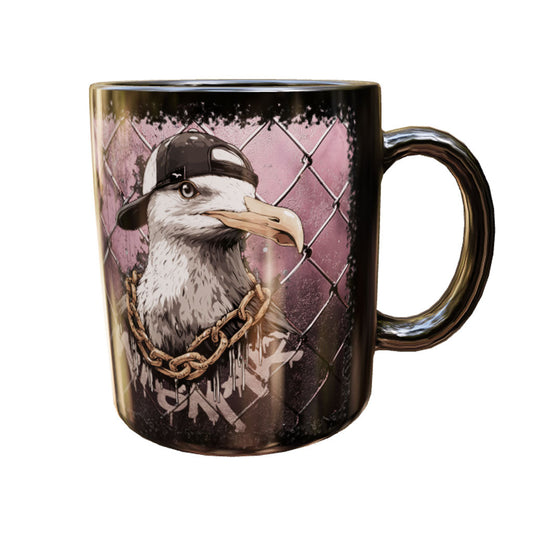 Schwarze Keramiktasse Hip-Hop-Gull mit Möwe in schräger schwarzer Kappe und markanter Kette vor violettem Gitter – Produktansicht