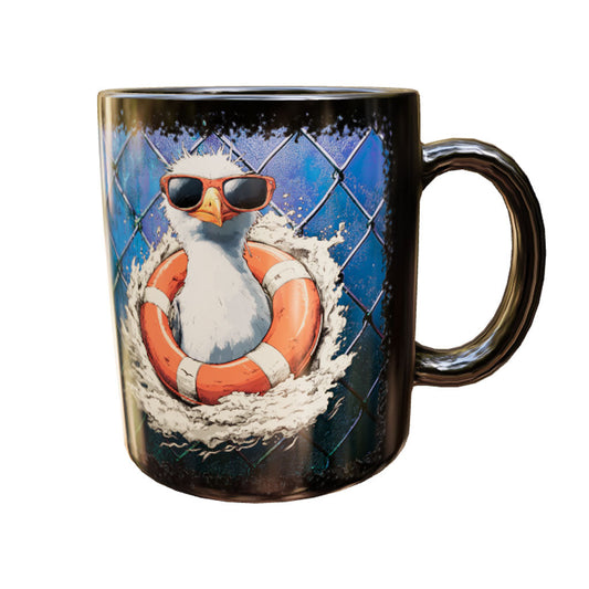Schwarze Keramiktasse Lifeguard-gull mit Möwe in Sonnenbrille und orangefarbenem Rettungsring vor blauem Gitter – Produktansicht