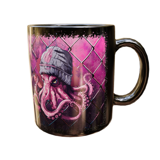 Schwarze Keramiktasse Octopus mit pink-violettem Oktopus in grauer Strickmütze vor dunklem Gitter – Produktansicht