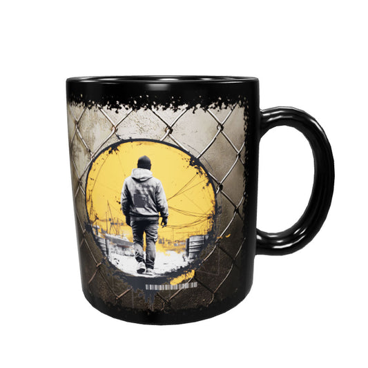 Schwarze Psy-Jack-Keramiktasse mit Person vor gelbem Kreis und Hafensilhouette