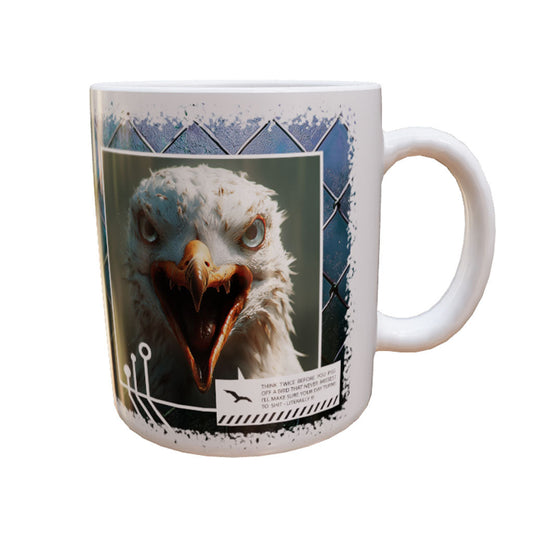 Weiße Keramiktasse Psychogull mit schreiender Möwe und blauem Gittermotiv – Produktansicht
