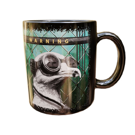 Schwarze Keramiktasse Tschernogull mit Möwe in runder Schutzbrille, türkisgrünem Gitter und WARNING-Schriftzug – Produktansicht