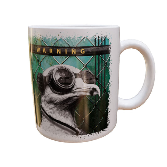 Weiße Keramiktasse Tschernogull mit Möwe in Schutzbrille, WARNING-Balken und grünem Gitter – Produktansicht