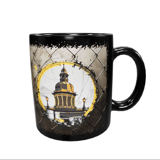 Schwarze Tasse mit Wismarer Wasserkunst vorn und Wismarer Marienkirchturm hinten
