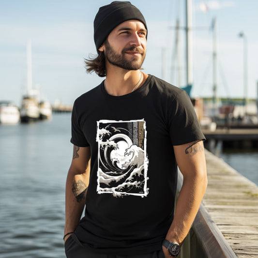 Worawo T-Shirt „Big Wave“ in schwarz mit großem Wellenmotiv – am Model im Hafen