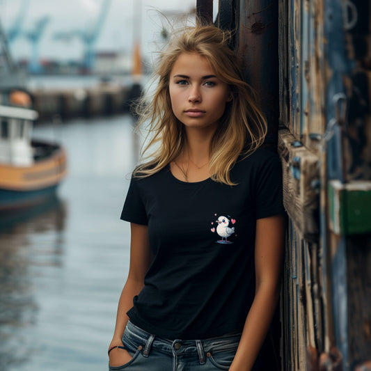 Schwarzes Damen-T-Shirt Babygull mit kleiner Möwe und Herzen – Vorderansicht am Model