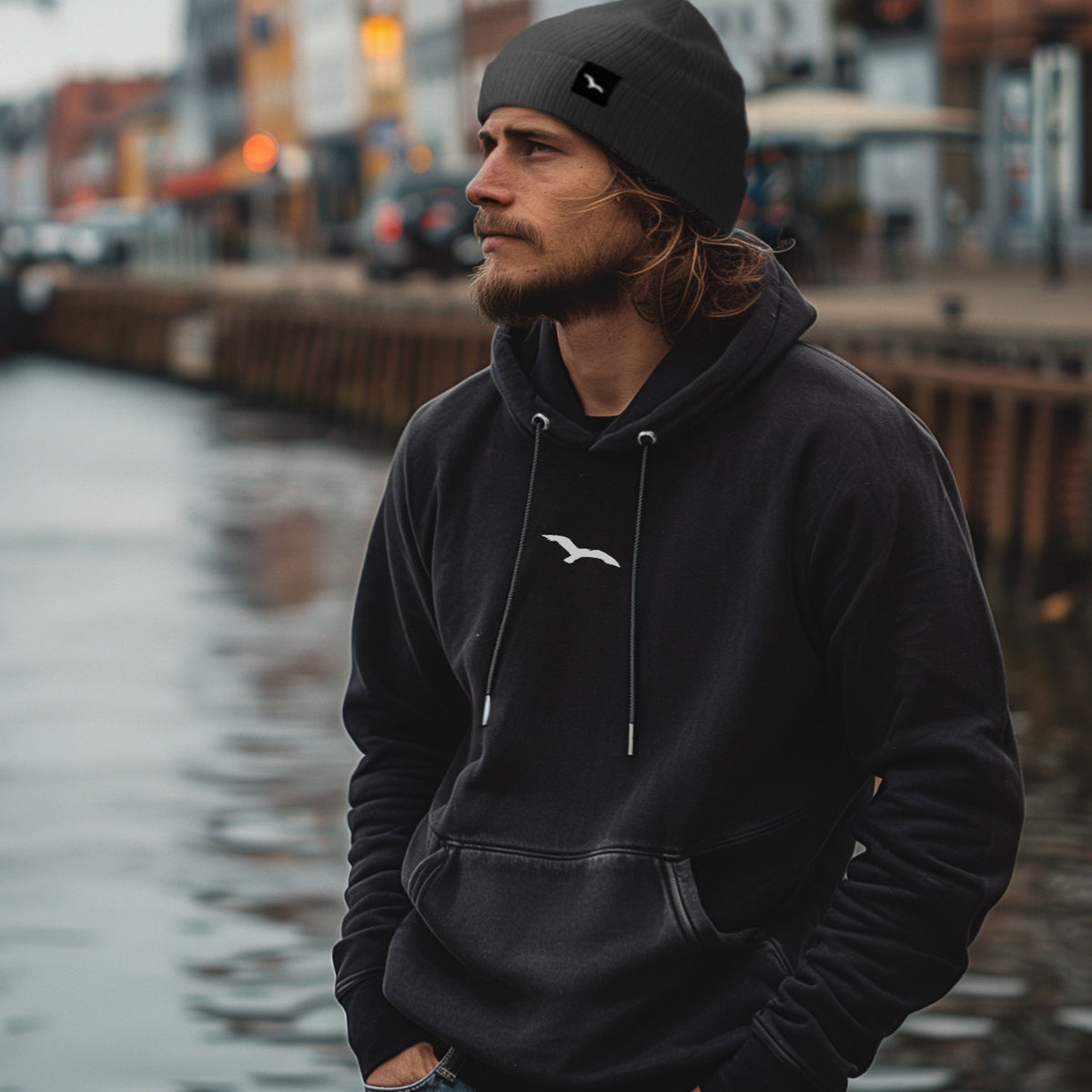 Schwarzer Hoodie mit kleinem Möwenzeichen auf der Brust, Vorderansicht
