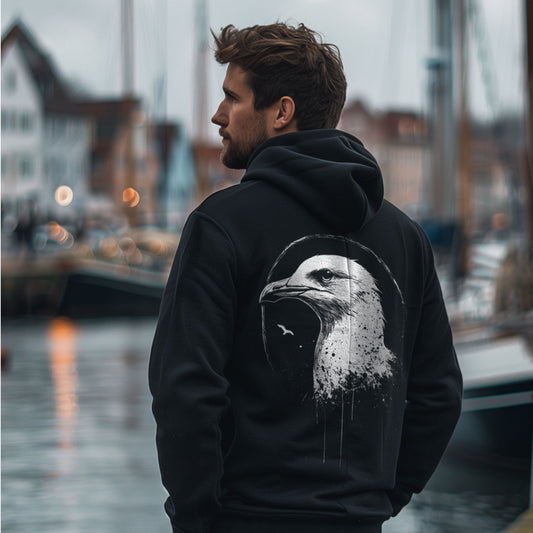 Schwarzer Hoodie Seagull 5 mit großem Möwenporträt – Rückenansicht am Model im Hafen