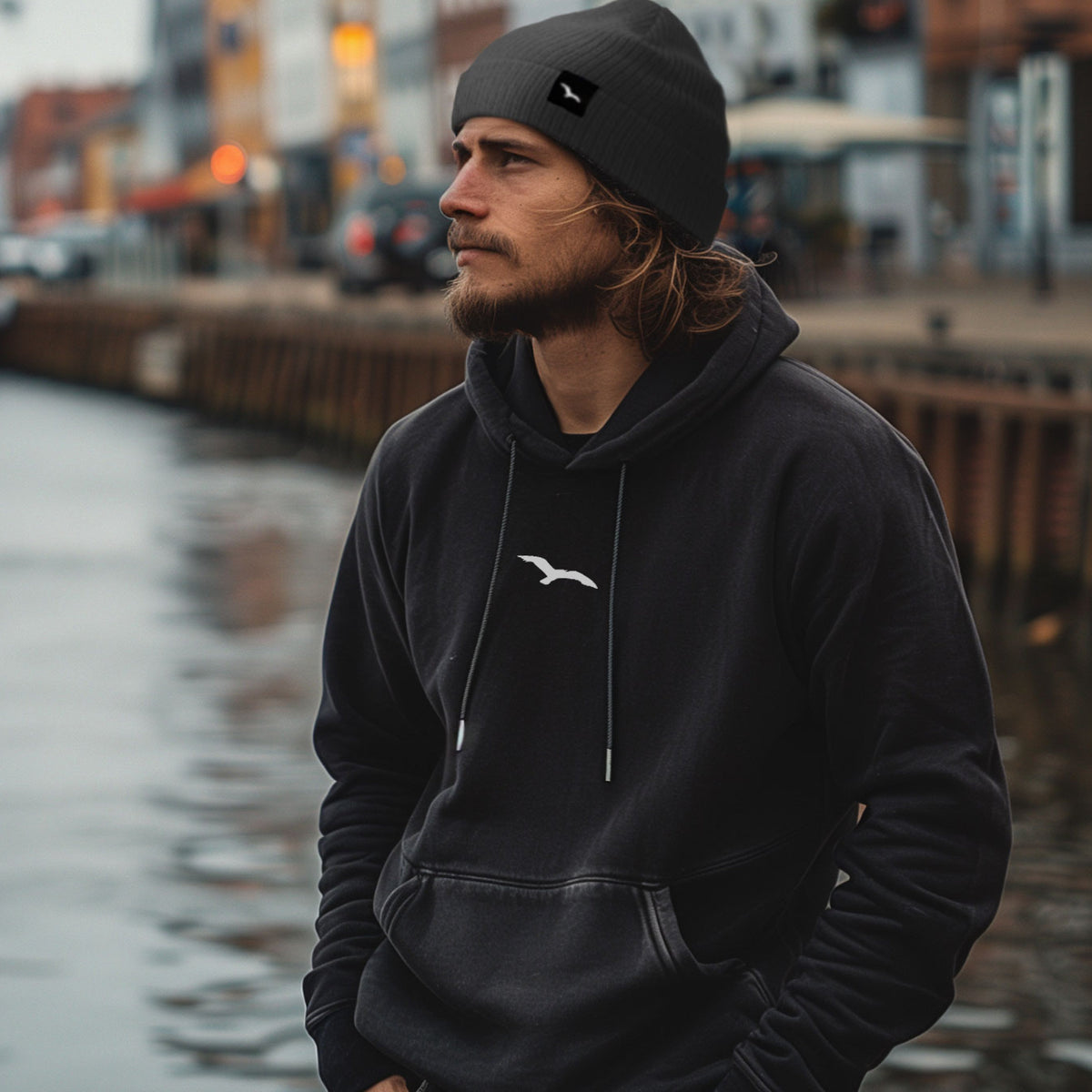 Schwarzer Worawo Hoodie mit kleiner Möwensilhouette auf der Brust – Vorderansicht am Model
