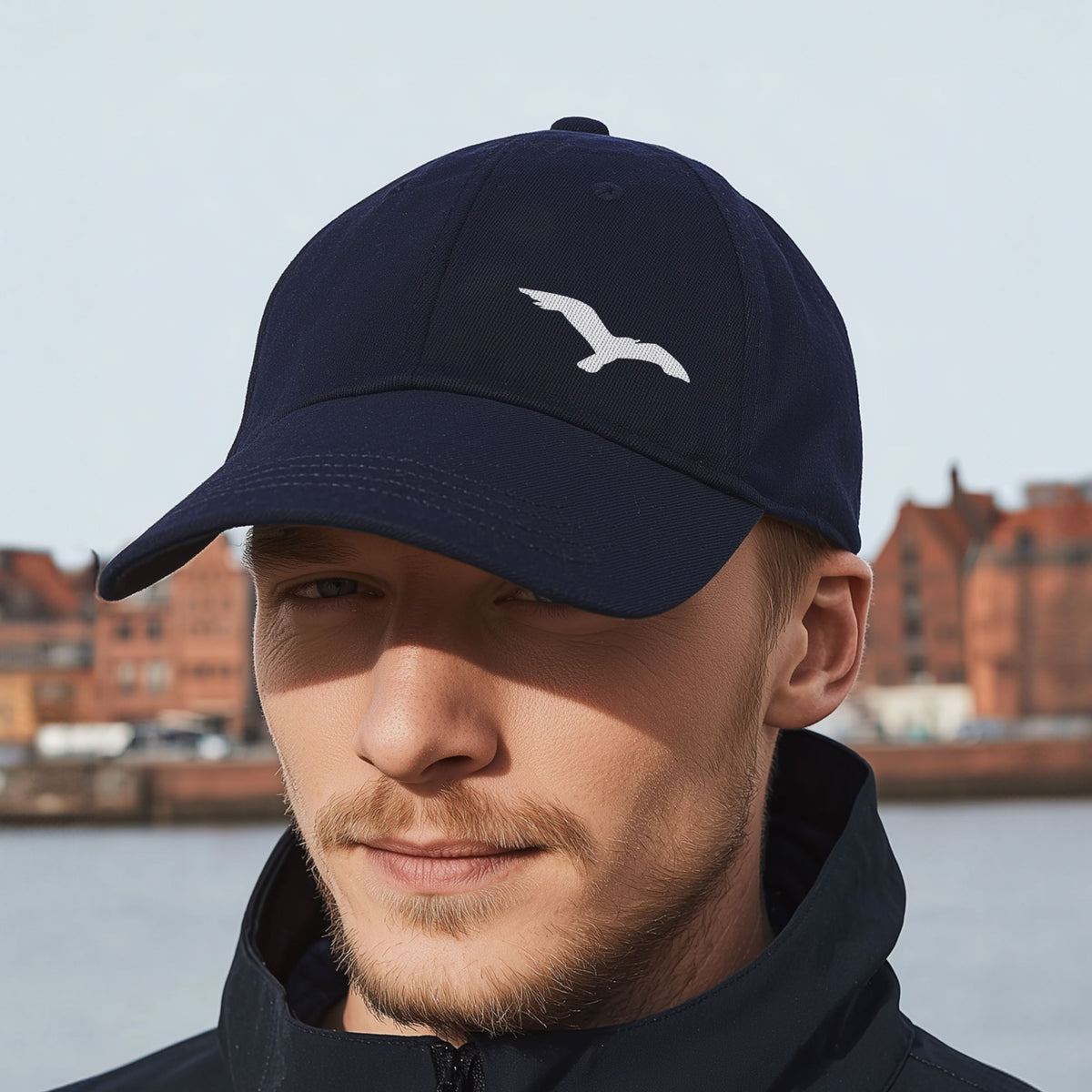 Navyfarbene Nordic Basecap mit Möwe – am Kopf getragen