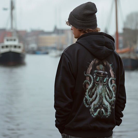 Schwarzes Kapuzenoberteil Captain Octo mit Oktopus, Kapitänsmütze und Sonnenbrille – Rückenansicht am Model