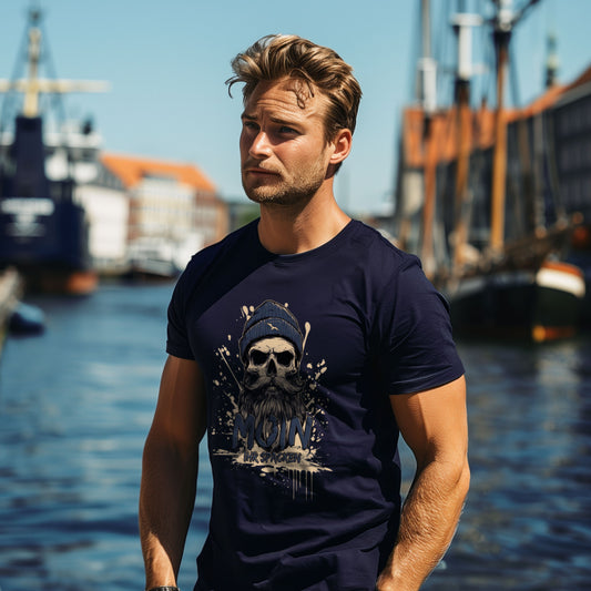 T-Shirt Captain-Skull in Navy, bärtiger Totenkopf mit Seemannsmütze und MOIN-Schriftzug, am Model