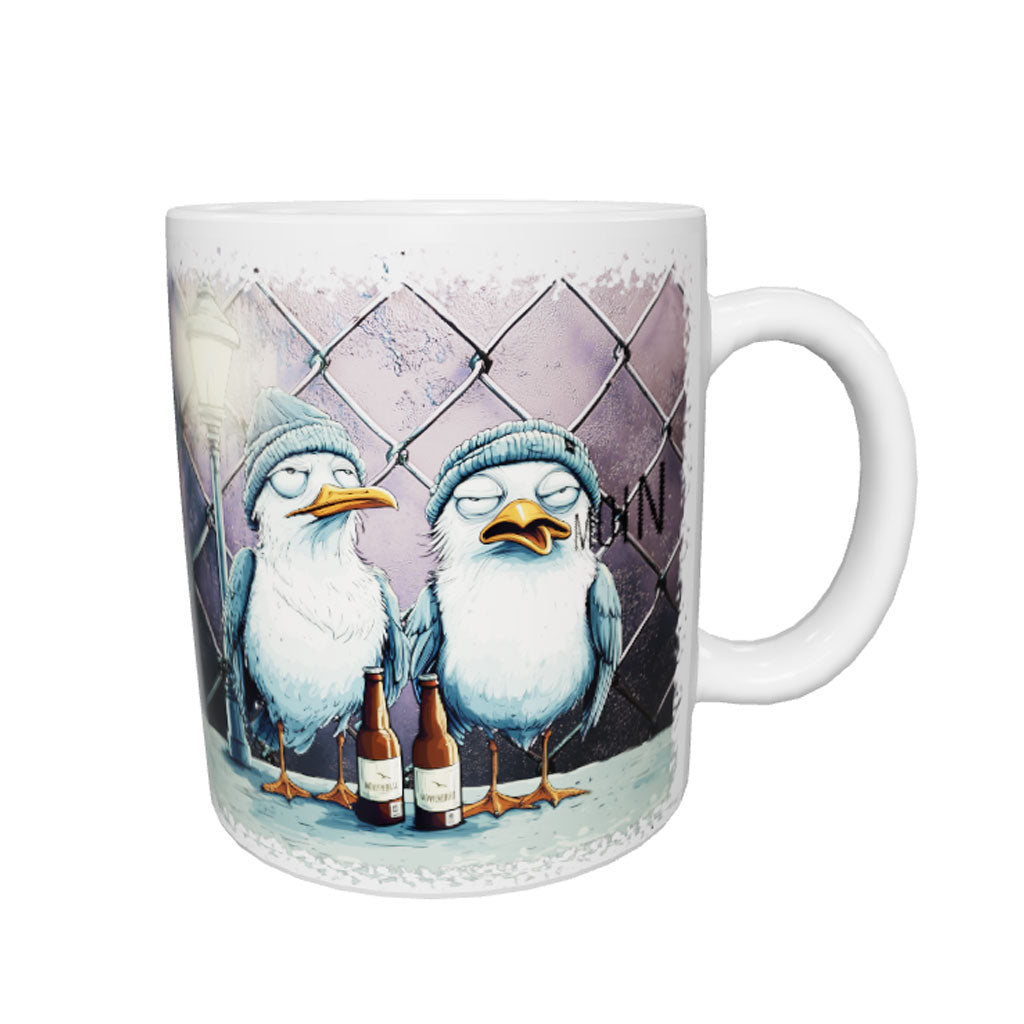 Weiße Keramiktasse Drunk Gulls mit zwei Möwen in Strickmützen und zwei Flaschen vor grauviolettem Gitter – Produktansicht