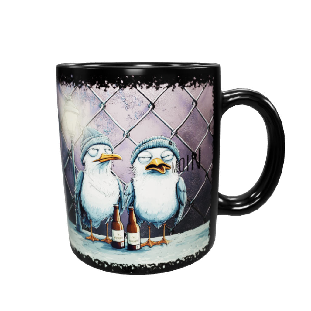 Schwarze Keramiktasse drunk Gulls mit zwei Möwen in Strickmützen und zwei Flaschen vor Gitter – Produktansicht