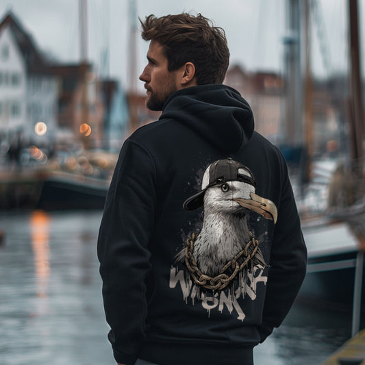 Hip-Hop-gull Hoodie Schwarz, Rückenmotiv am Model im Hafen