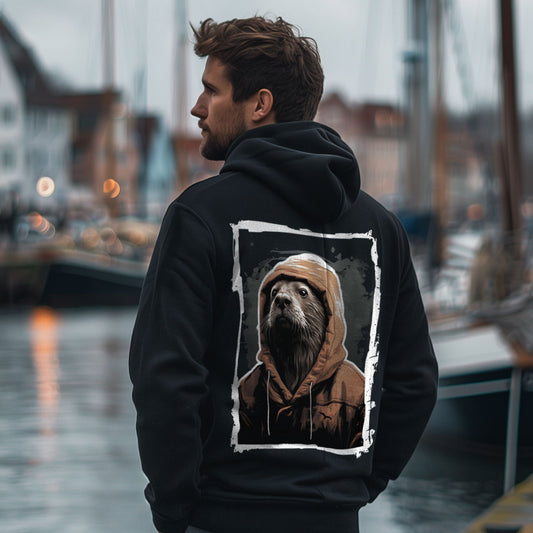 Otterporträt auf schwarzem Kapuzenoberteil – Rückenansicht am Model