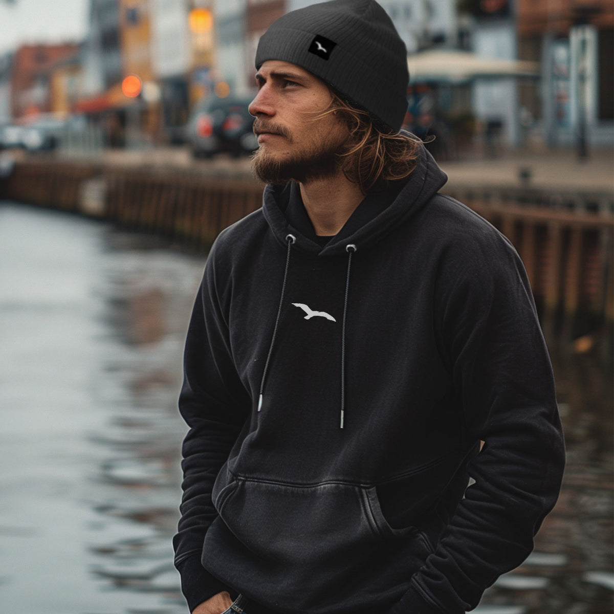 Dawn of the Gull Hoodie in Schwarz: Vorderansicht mit kleinem Möwenmotiv