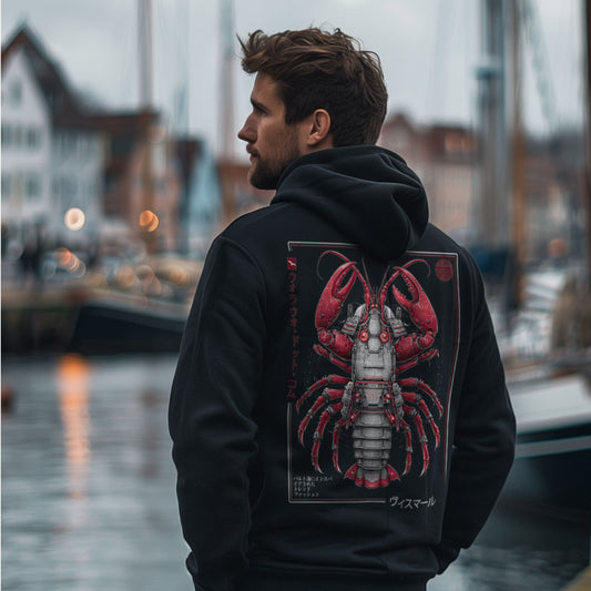 Schwarzer Samurai Lobster Hoodie am Hafen, Rückansicht mit Hummermotiv