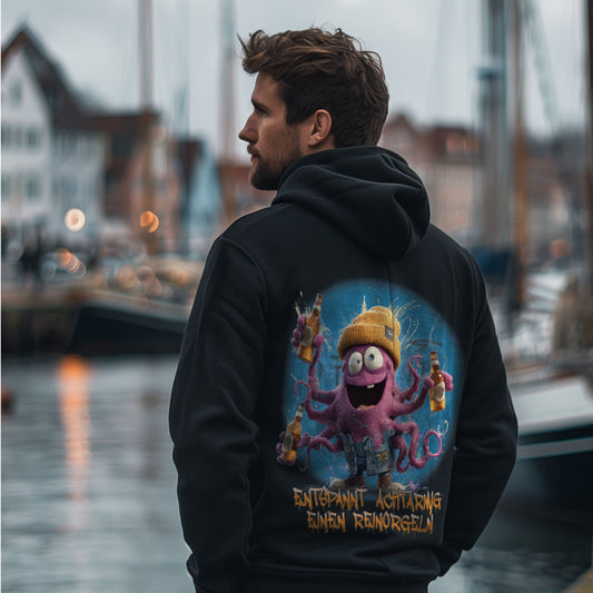 Schwarzer Orgelocto Hoodie am Hafen, Rückenansicht mit Oktopusmotiv
