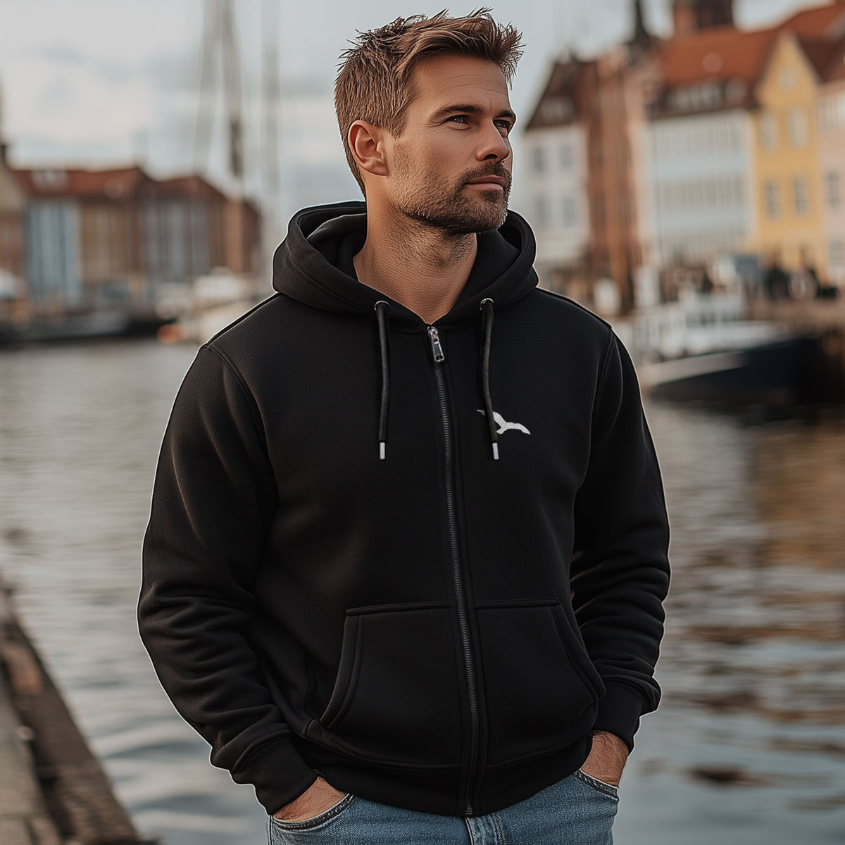 Maritime Sweatjacke mit Reißverschluss in Schwarz und kleiner Möwe auf der Brust – Vorderansicht