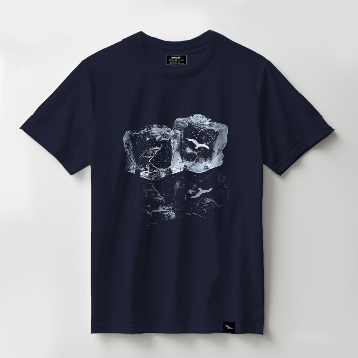 Eiswürfel mit Möwensilhouetten auf navyfarbenem T-Shirt – Vorderansicht