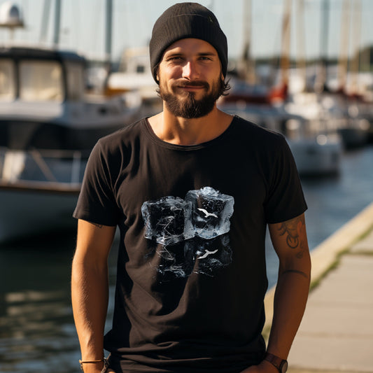 Schwarzes T-Shirt Ice-Cubes mit Eiswürfel-Möwenmotiv – Vorderansicht am Model mit brauner Mütze