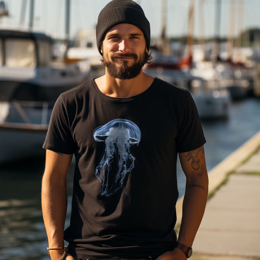 Schwarzes T-Shirt jellyfish mit Quallenmotiv – getragen am Hafen