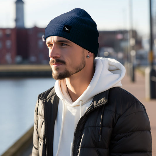 Nordic Beanie von Worawo in navy mit Umschlag und Möwenlabel – am Model im Hafen