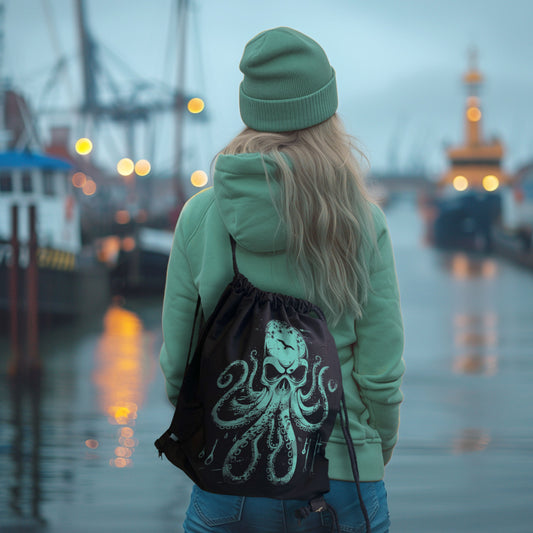 Schwarzer Rucksack Octoskull mit türkisfarbenem Totenkopf und Oktopus-Tentakeln – am Model im Hafen
